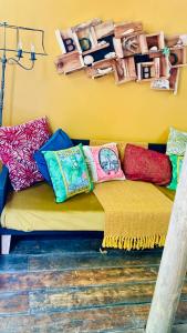 维德尼斯Boho Glamping的一张沙发,上面有五颜六色的枕头