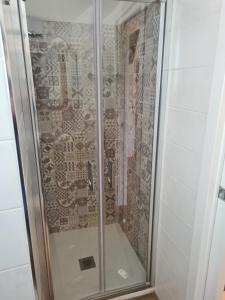 AcerenzaAL BELVEDERE的浴室里设有玻璃门淋浴