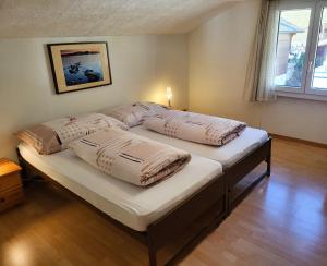 贝阿滕贝格Chalet Lilo 2 Zimmer top mountain view的卧室内的两张床和枕头