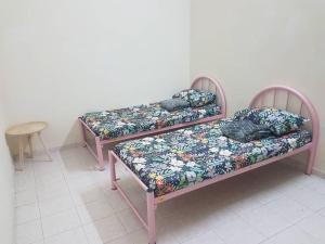汝来Damai Eco Homestay Nilai Negeri Sembilan的两个带枕头的长椅,位于房间内