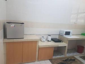 汝来Damai Eco Homestay Nilai Negeri Sembilan的厨房配有微波炉