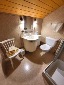 贝阿滕贝格Chalet Lilo 2 Zimmer top mountain view的浴室配有盥洗盆、卫生间和浴缸。