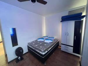 卡波布里奥Apartamento 106的一间卧室配有一张带蓝色枕头的床。