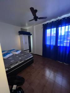 卡波布里奥Apartamento 106的一间卧室配有一张床和吊扇
