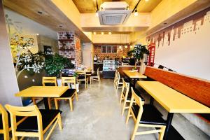 庆州庆州娜姆旅馆的一间设有木桌和椅子的餐厅