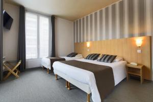 巴黎巴黎维莱特酒店的酒店客房设有两张床和窗户。