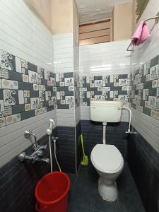 钦奈Trendz service apartments的一间带卫生间和红色桶的浴室