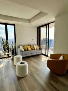 危地马拉Apartamento 3 Habitaciones, Edificio Airali, Zona 10, Avellino的带沙发、椅子和窗户的客厅
