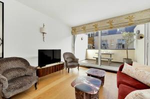 伦敦3 bdrm Notting Hill Mews house - 2 balconies的带沙发和电视的客厅