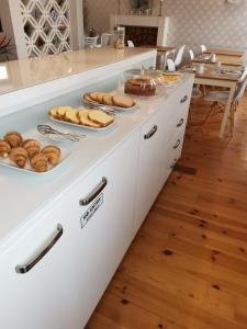 科英布拉R3 Service - Five Senses in Coimbra的厨房柜台提供面包和糕点