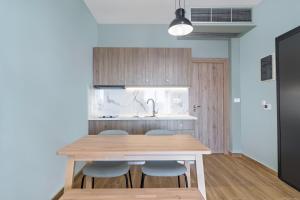 阿拉霍瓦Arachova's Experience M2的厨房配有木桌和一些椅子