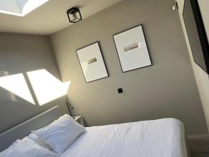 卑尔根Modern guest house.的卧室配有两张墙上的照片和一张床