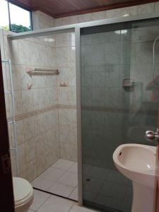 马尔多纳多港DouchkaHouse的带淋浴、卫生间和盥洗盆的浴室
