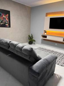 博阿维斯塔Confortável APTO em Boa Vista.的带沙发和平面电视的客厅