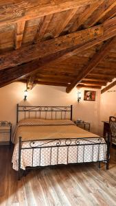 Ponte San NicoloLa busa camere e trattoria的一间带一张床的卧室,位于带木制天花板的房间内