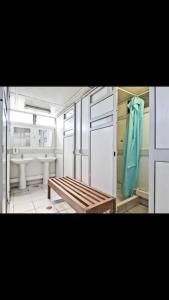 里斯本Cozy Lisbon Marina Sleepaboard - Sail Away的一间带水槽和长凳的浴室