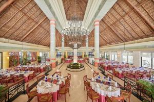 艾库玛尔Bahia Principe Grand Coba - All Inclusive的度假村宴会厅的 ⁇ 染