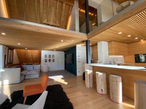 坎波罗索因瓦尔坎纳尔Luxury Chalet in the Tarvisio mountains的一间大厨房和一间带柜台的客厅。