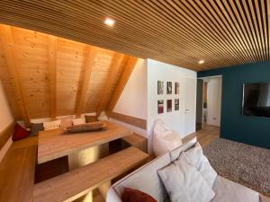 坎波罗索因瓦尔坎纳尔Luxury Chalet in the Tarvisio mountains的客厅配有木桌和沙发