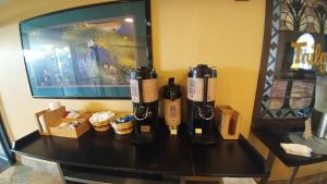 拉法叶Quality Inn West Lafayette - University Area的一张桌子和两个咖啡壶