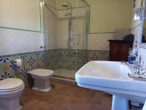 波马兰切Casa Marzocco的浴室配有卫生间、盥洗盆和淋浴。