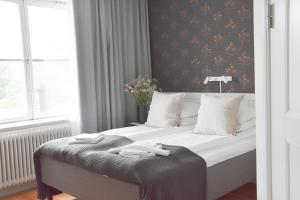 乌普萨拉阿卡德米酒店的一间卧室配有一张黑色墙壁的床