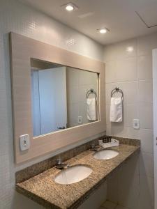 阿奎拉兹Pousada Tropical Ilhas的一间带两个盥洗盆和大镜子的浴室