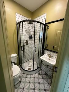 布里德波特艾琵村口乡村酒店的带淋浴、卫生间和盥洗盆的浴室
