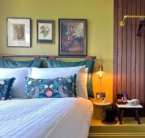 布里德波特艾琵村口乡村酒店的一间卧室配有一张蓝色和绿色的墙壁。