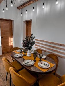 Nizhniy StudenyyFRIENDS HOUSE - Ізки 33的一间带桌椅的用餐室