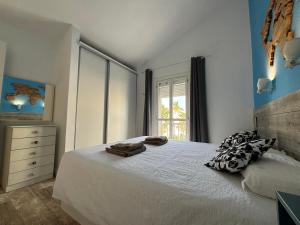 马斯帕洛马斯Canarian Green Oasis by luca properties gran canaria的卧室配有白色的床和窗户。