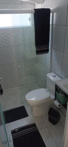 南雅拉瓜Chalé Girassol的一间带卫生间和淋浴的浴室