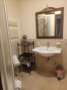 波坦察Dimora della via Appia PRETORIA的一间带水槽和镜子的浴室