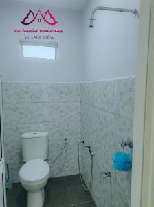 北根D landai homestay的浴室配有白色卫生间和淋浴。
