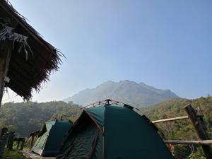 清道shambhala Mt Chiang dao的山丘上两顶帐篷,山底下