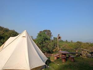 清道shambhala Mt Chiang dao的野外帐篷,配有野餐桌