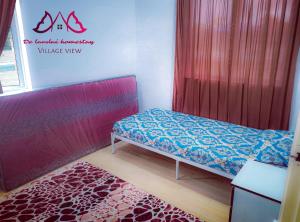 北根D landai homestay的小房间,配有床和红色窗帘