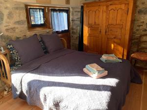 沙尔多纳Tournicolette - 52 m2 charme fou的一间卧室配有一张床,上面有两条毛巾