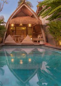 吉利美诺Villa Palma Gili Meno - Private Pool的一座带游泳池的度假村,位于一座房子前