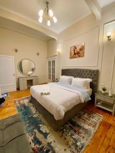 开罗Yacoubian Suites的一间卧室配有一张大床和地毯。