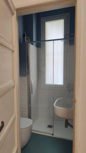 米兰Treehouse Milano的带淋浴、盥洗盆和卫生间的浴室
