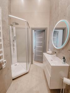 恩古雷CIPRESES的带淋浴、盥洗盆和镜子的浴室