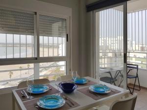 圣玛丽亚港Valdelagrana Mar Ha Apartment的一间带桌椅和窗户的用餐室