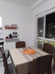 圣若泽-迪里巴马尔Apartamento Inteiro São Luís的一张餐桌,上面有橙色盘子