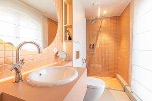 波尔多La Maison De Blanche的一间带水槽和卫生间的浴室
