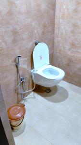 王舍城Goroomgo R D Heritage Rajgir的浴室配有白色卫生间和盥洗盆。