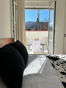 La Pola de GordónBicis & Vacas的美景客房中的一张床位