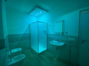 特拉比亚Castello di Sabbia的蓝色的浴室设有水槽和镜子