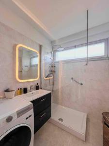 芒通Menton - Vue panoramique exceptionnelle ! 4Pers的带淋浴、盥洗盆和镜子的浴室