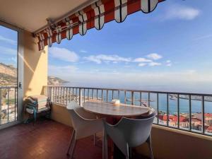 芒通Menton - Vue panoramique exceptionnelle ! 4Pers的阳台配有桌椅,享有海景。